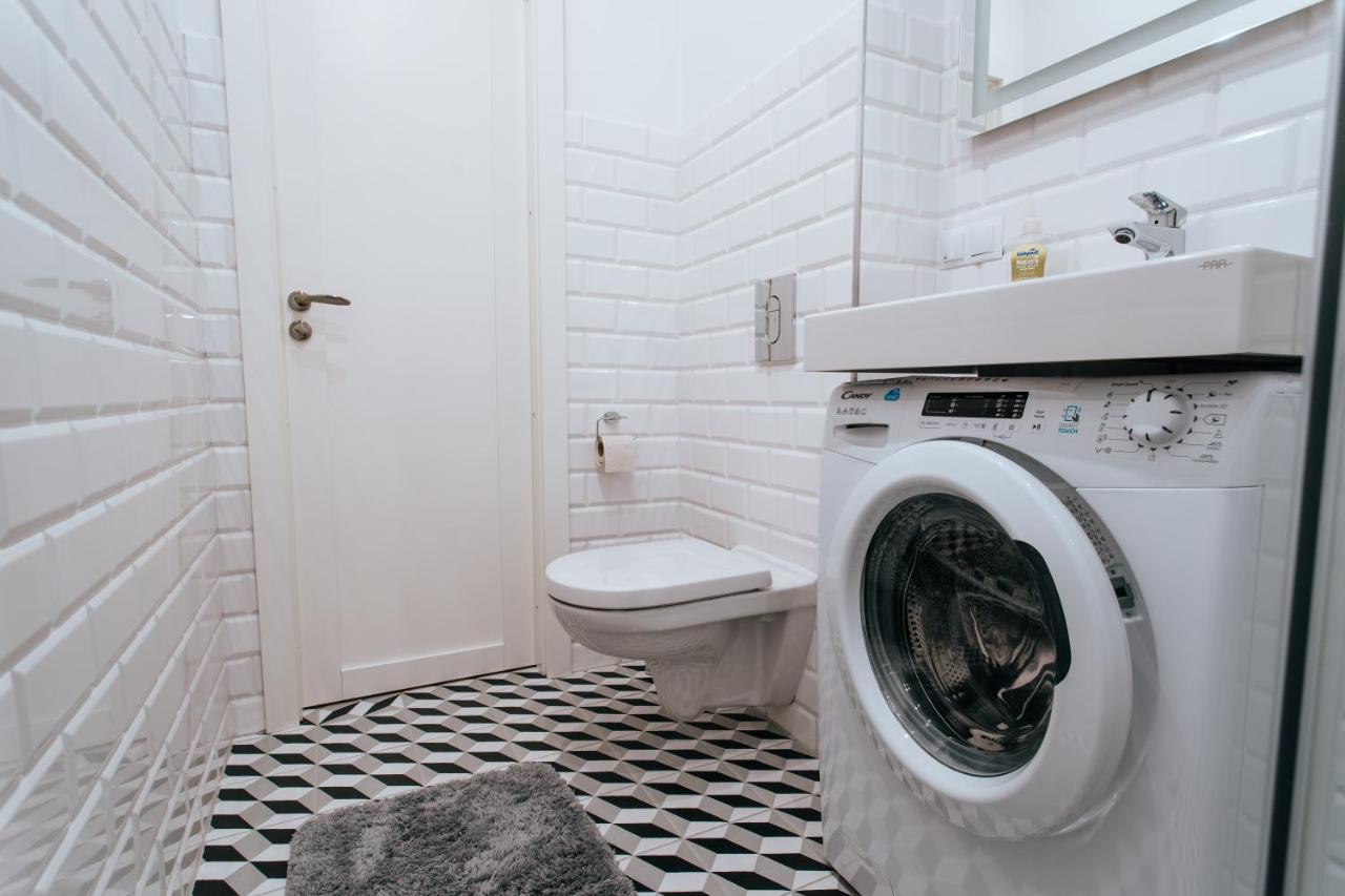 Stylish Latvian-Style Studio Apartment Near City Center, Parks, Cafes & Public Transit Riga Dış mekan fotoğraf